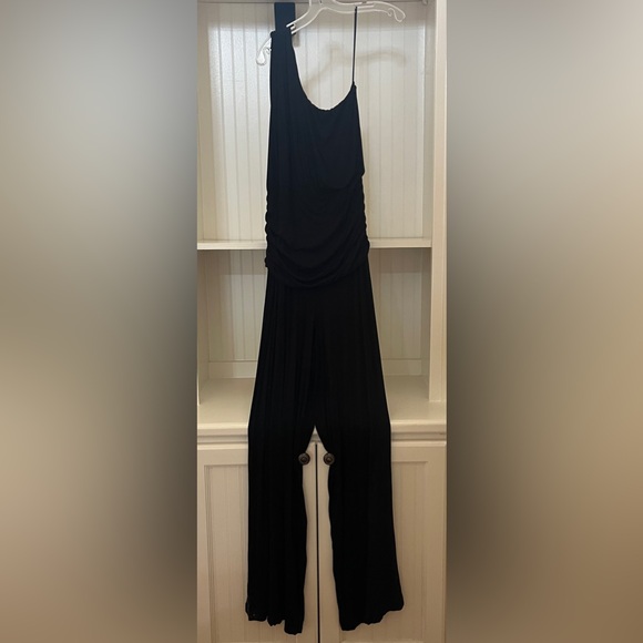 VENUS One Shoulder Black straight leg Jumpsuit w ruched waistband Size Medium - Picture 4 of 9